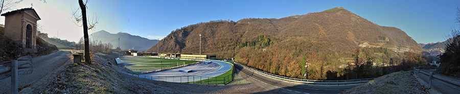 Dalla Santella di CamanghĆØ vista sul Centro Sportivo di Zogno e verso il MOnte Zucco